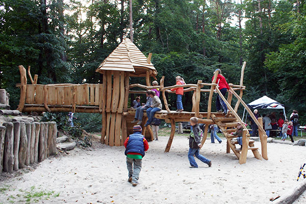 Spielplatz bei der Übergabe des ersten fertigen Spielbereichs